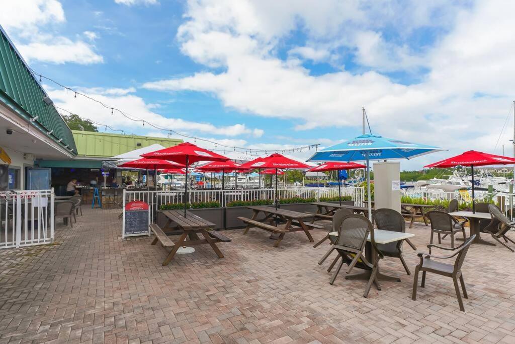 127 - Waterfront, Heated Pool, Huge Tv, Tiki Bar & Grill Apartment