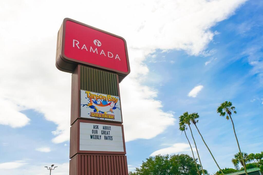 127 - Waterfront, Heated Pool, Huge Tv, Tiki Bar & Grill Apartment Sarasota