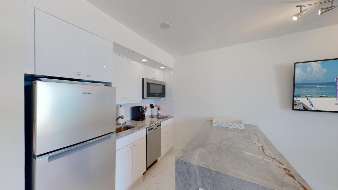 Totally Renovated Beachfront At Apollo! Holiday home Marco Island