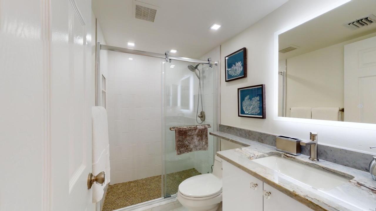 Holiday home Totally Renovated Beachfront At Apollo! Marco Island