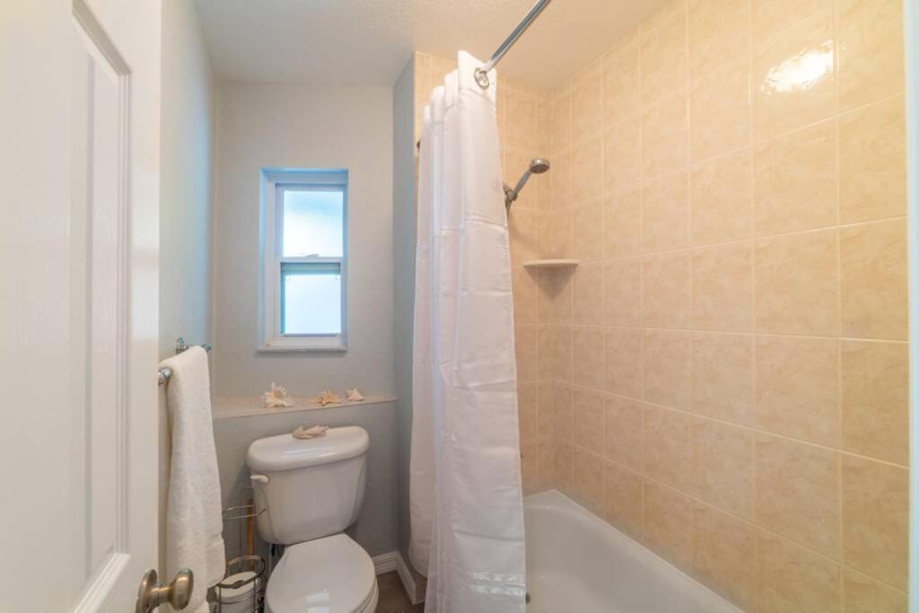 102-tiny Treasure-waterfront With Heated Pool Apartment