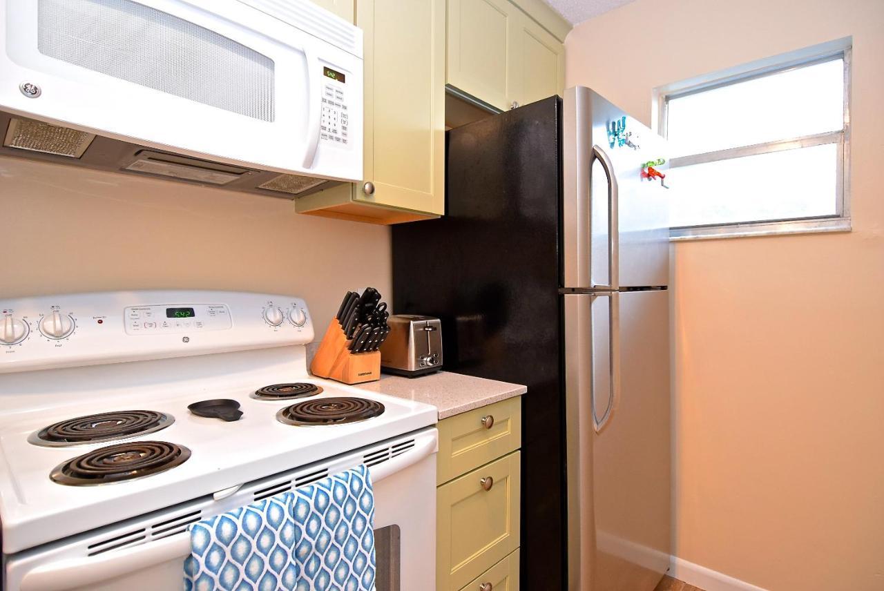 Crescent Street 1138 B, Walk To The Beach, Pool, 1 Bedroom, Pet Friendly Holiday home *