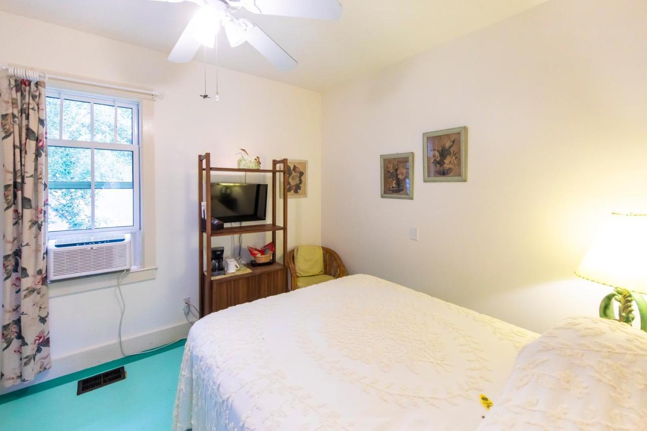 Hibiscus Coffee & Bed & Breakfast Grayton Beach