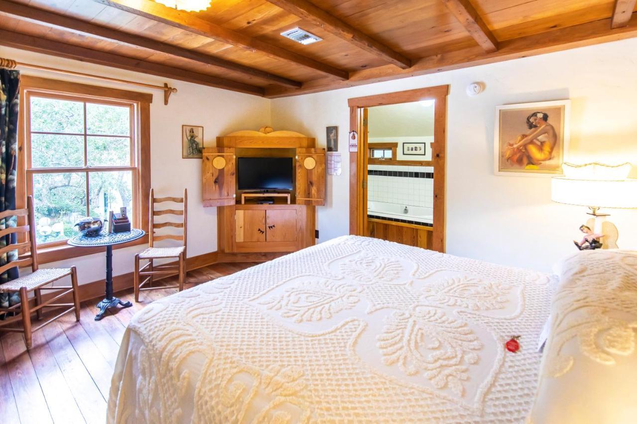 Hibiscus Coffee & Bed & Breakfast 4*