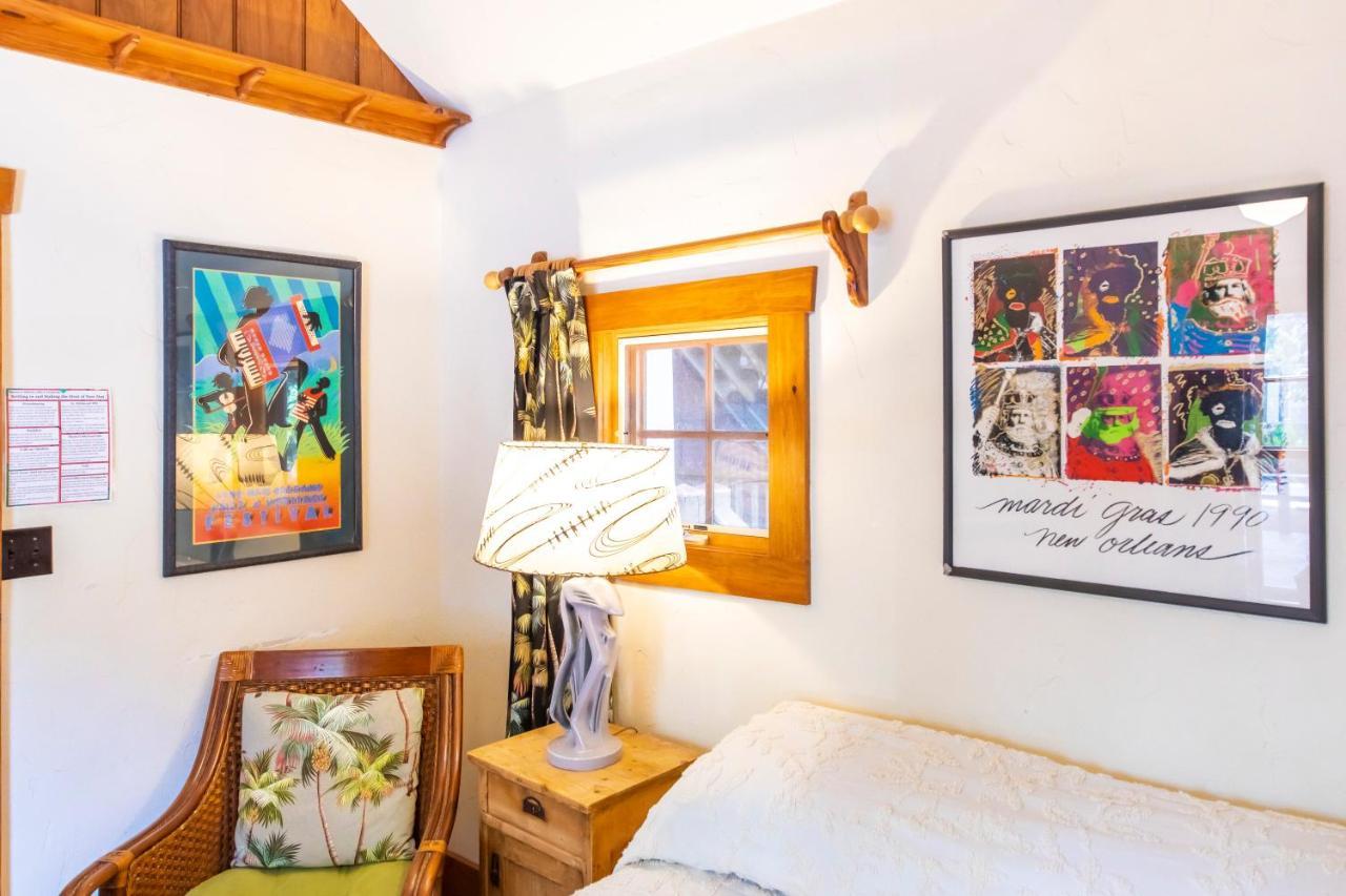 Hibiscus Coffee & Bed & Breakfast