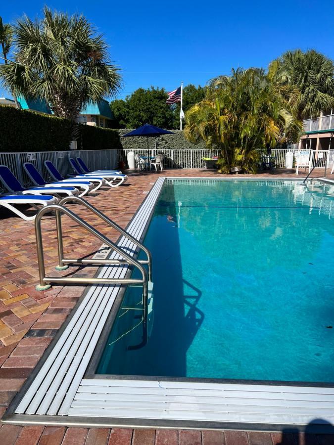 Hotel Breezy Palms