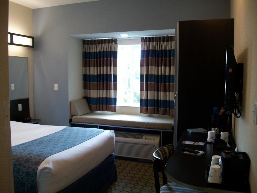 Microtel & By Wyndham Spring Hill/weeki Wachee Hotel