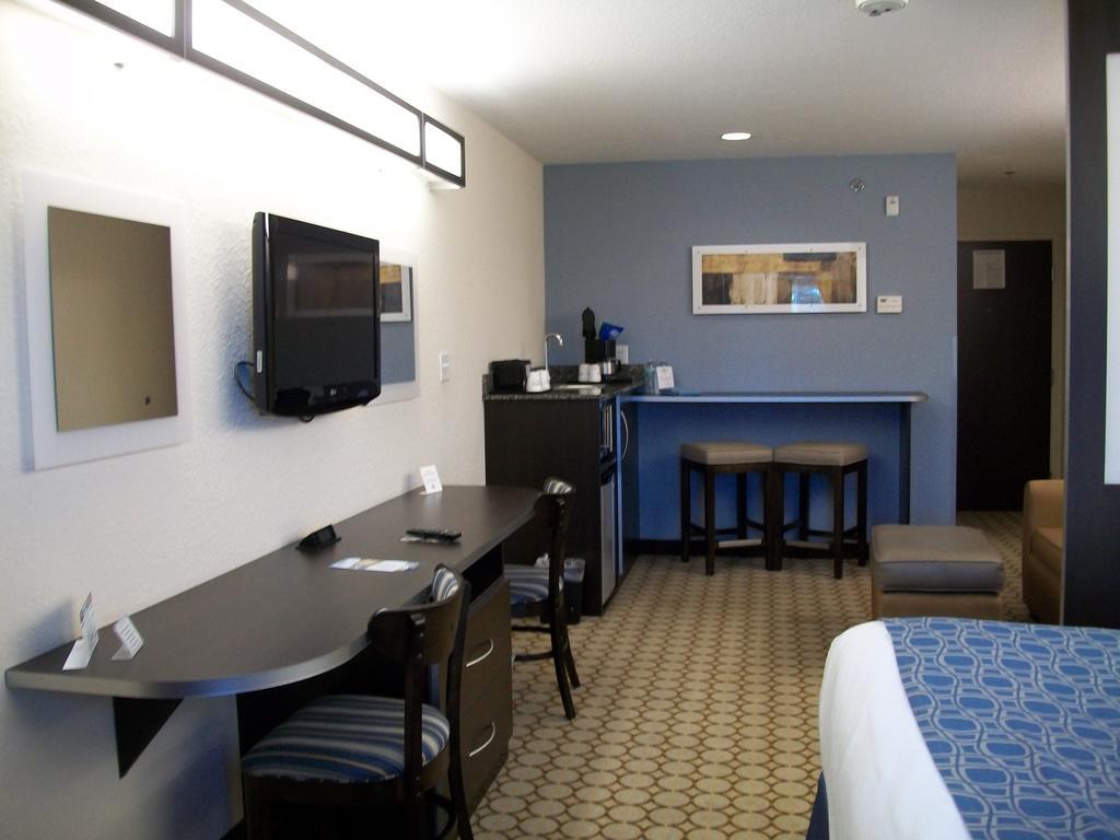 Microtel & By Wyndham Spring Hill/weeki Wachee Hotel