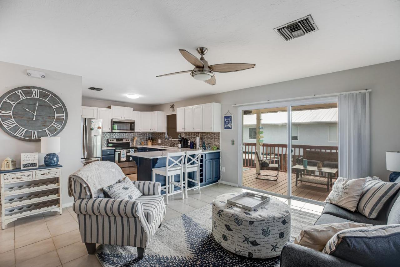 Grey Sailboat Holiday home