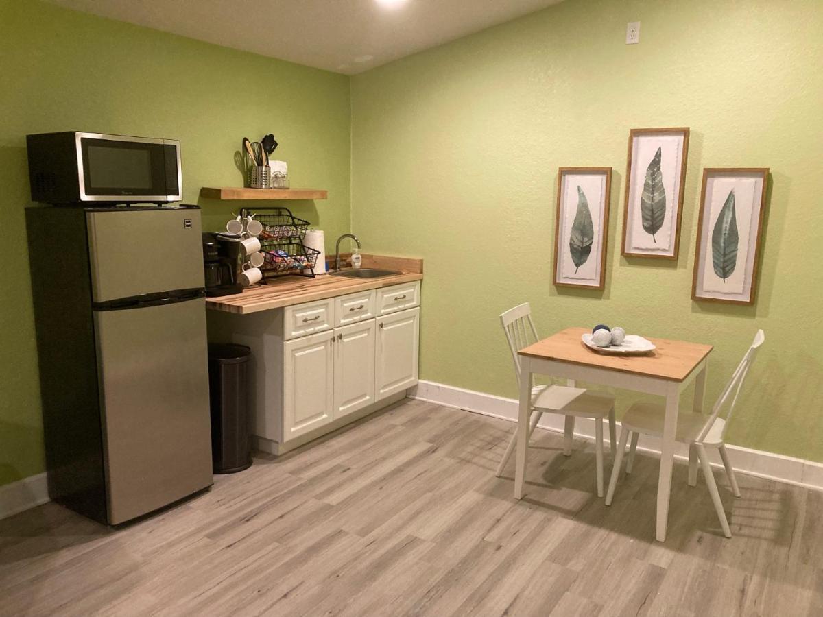 3gulls Ozona-boutique Hotel-steps From Restaurants & Brewery-swimspa Pool-pet Friendly Hotel