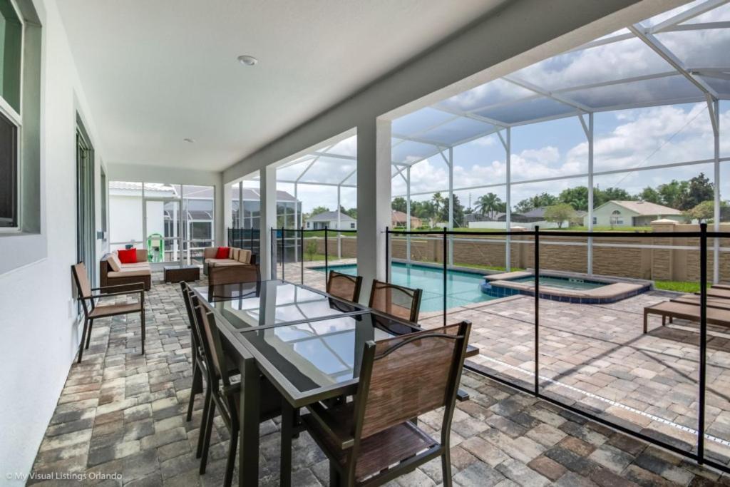 Special Offer Large Pool In Champion Gates