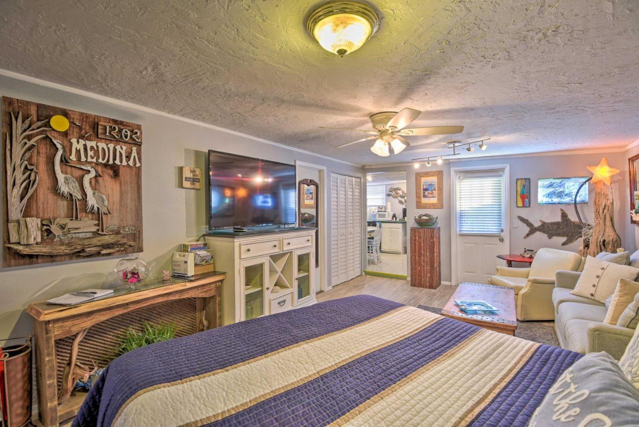 Artistic 8 Mi To Beaches! Apartment