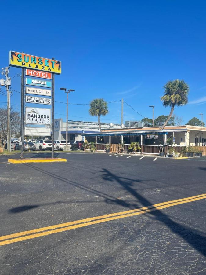 Hole The - Walton - Sunset Plaza - Nearby Beaches & Hurlburt Motel