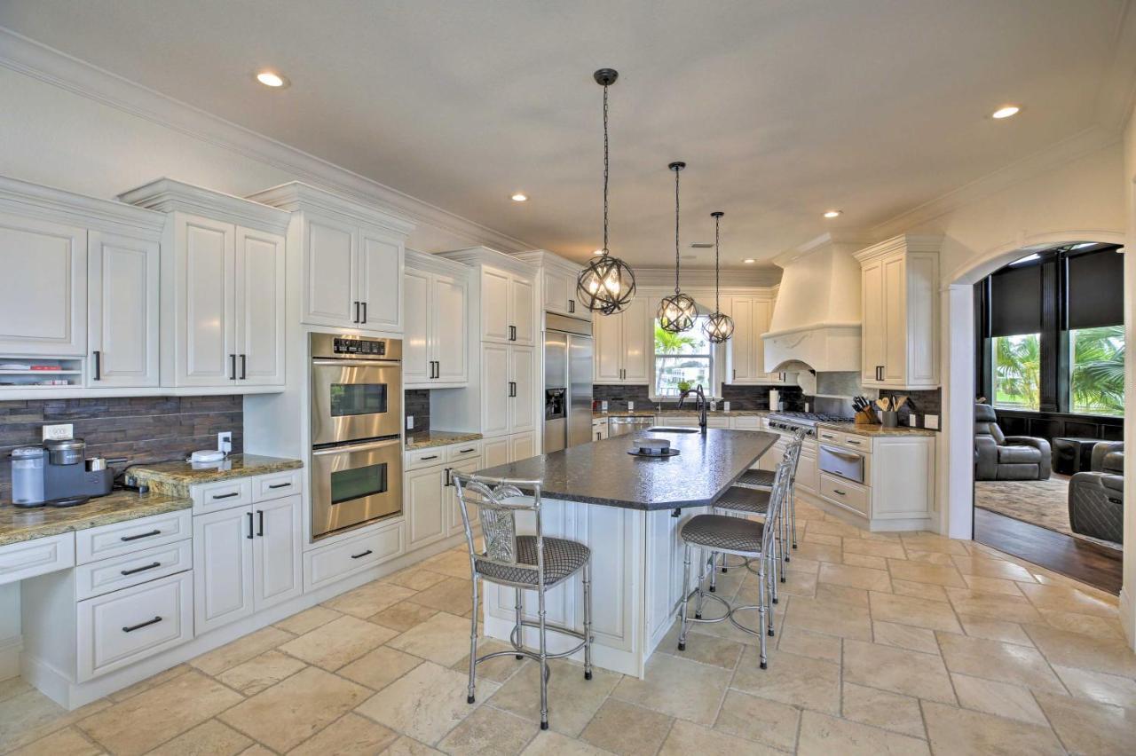 Luxe Escape With Boat Dock And Cabana! Cape Coral