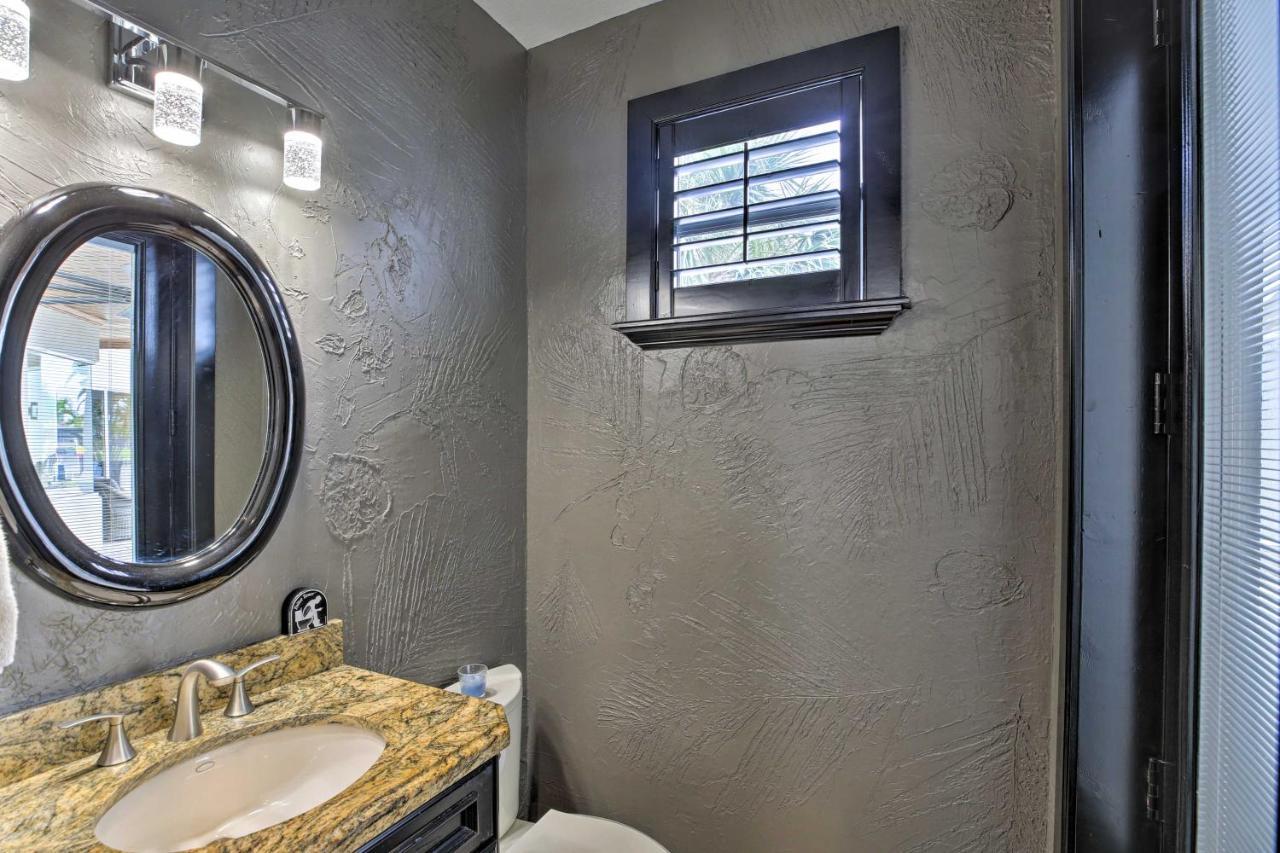Holiday home Luxe Escape With Boat Dock And Cabana! Cape Coral