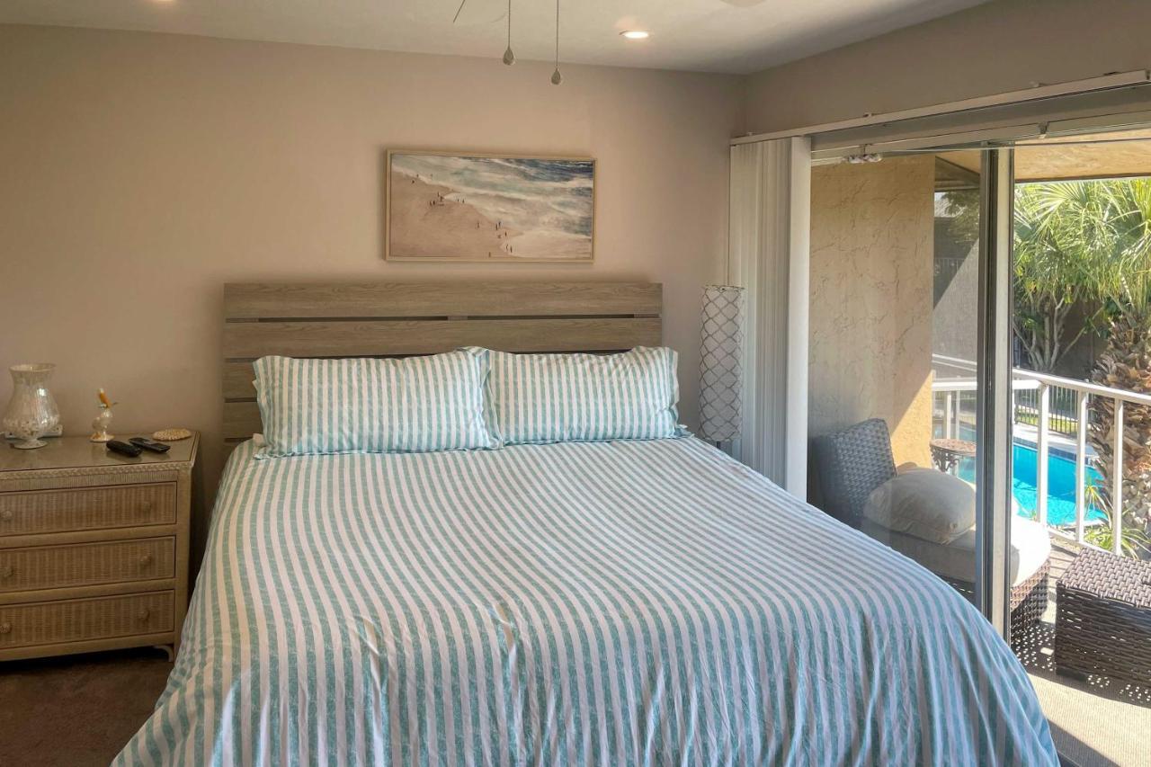 Apartment With Pool Access Less Than 4 Miles To Siesta Key