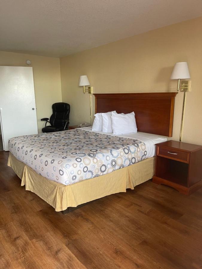 Hole The - Walton - Sunset Plaza - Nearby Beaches & Hurlburt Motel