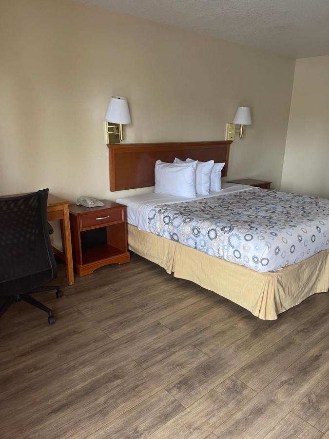 Hole The - Walton - Sunset Plaza - Nearby Beaches & Hurlburt Motel