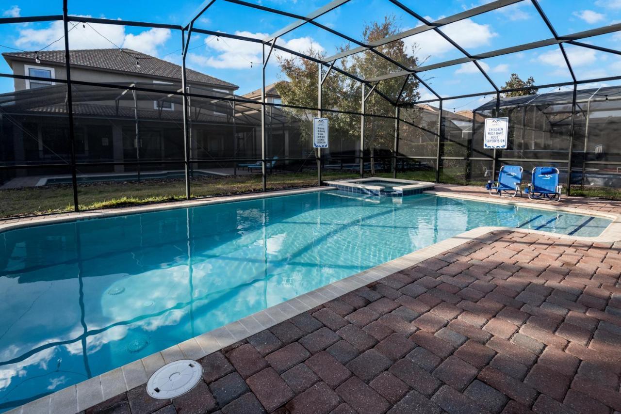 8 Bedroom Estate Near World *