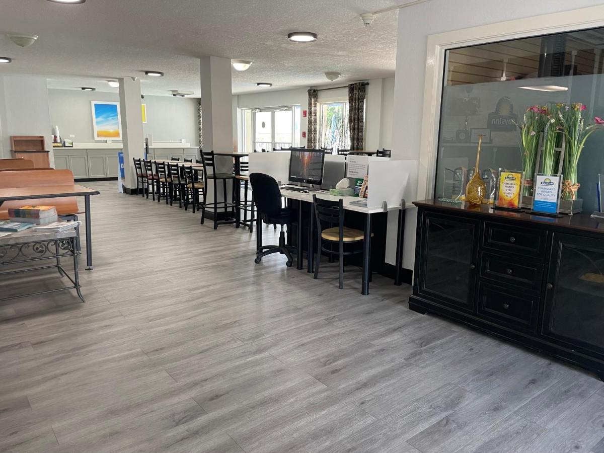 Days By Wyndham Town Center 3*