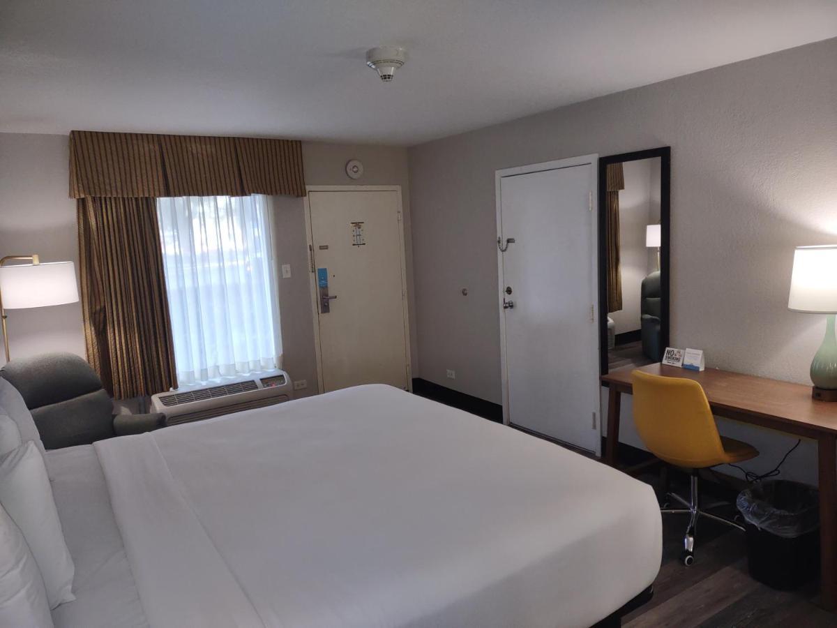 Days By Wyndham Town Center Hotel 3*
