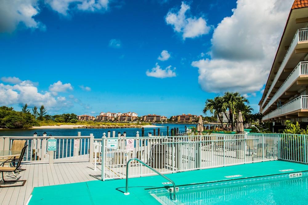 The Boathouse Motel 3*