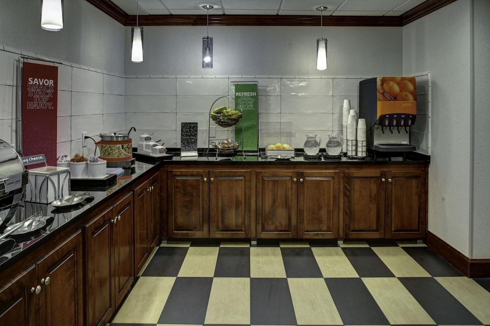 Hampton & At Mary Colonial Townpark Hotel 3*