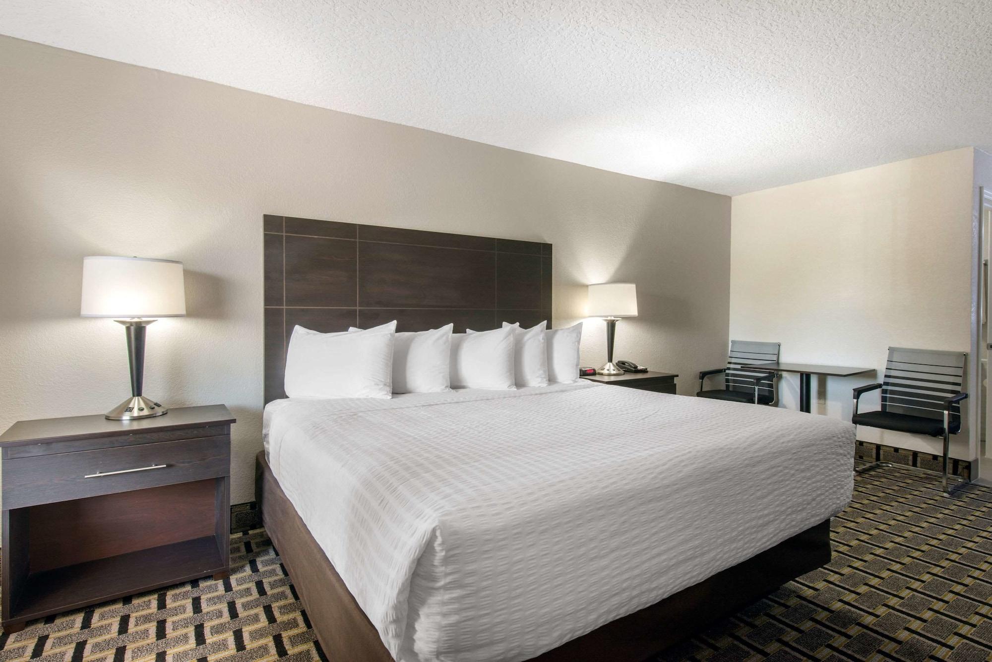 Clarion & Kissimmee-lake Buena Vista South Hotel