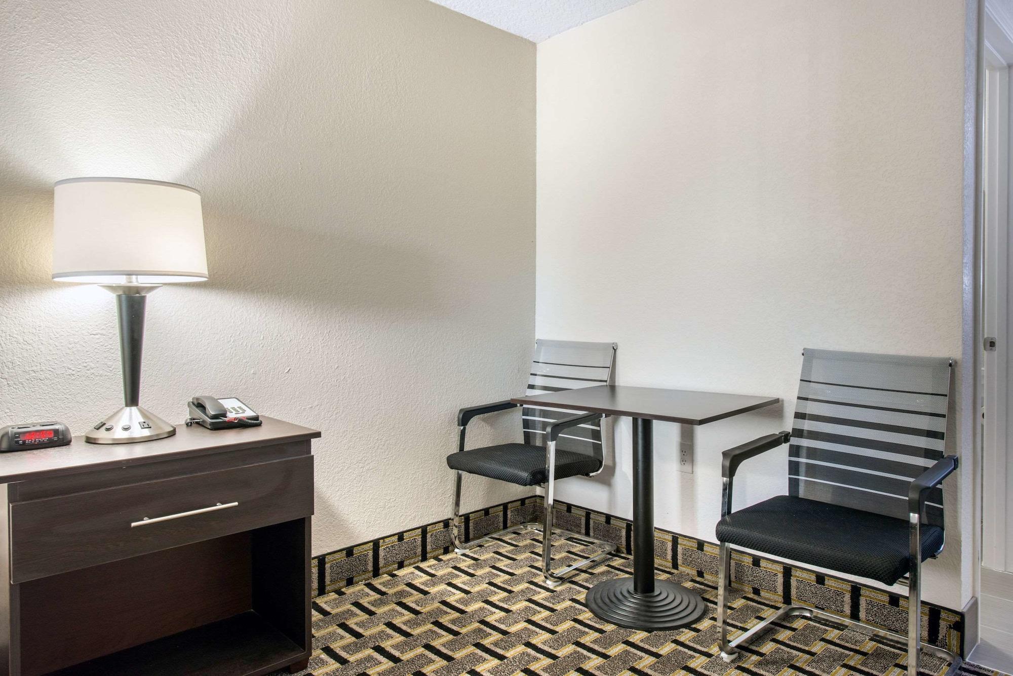 Clarion & Kissimmee-lake Buena Vista South Hotel