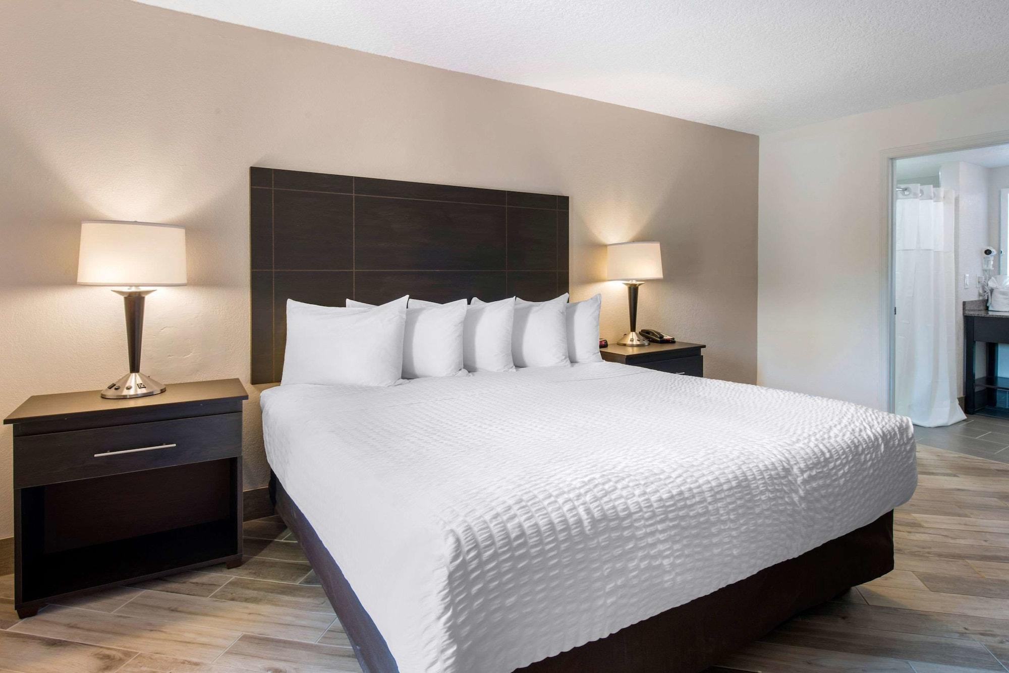 Clarion & Kissimmee-lake Buena Vista South Hotel
