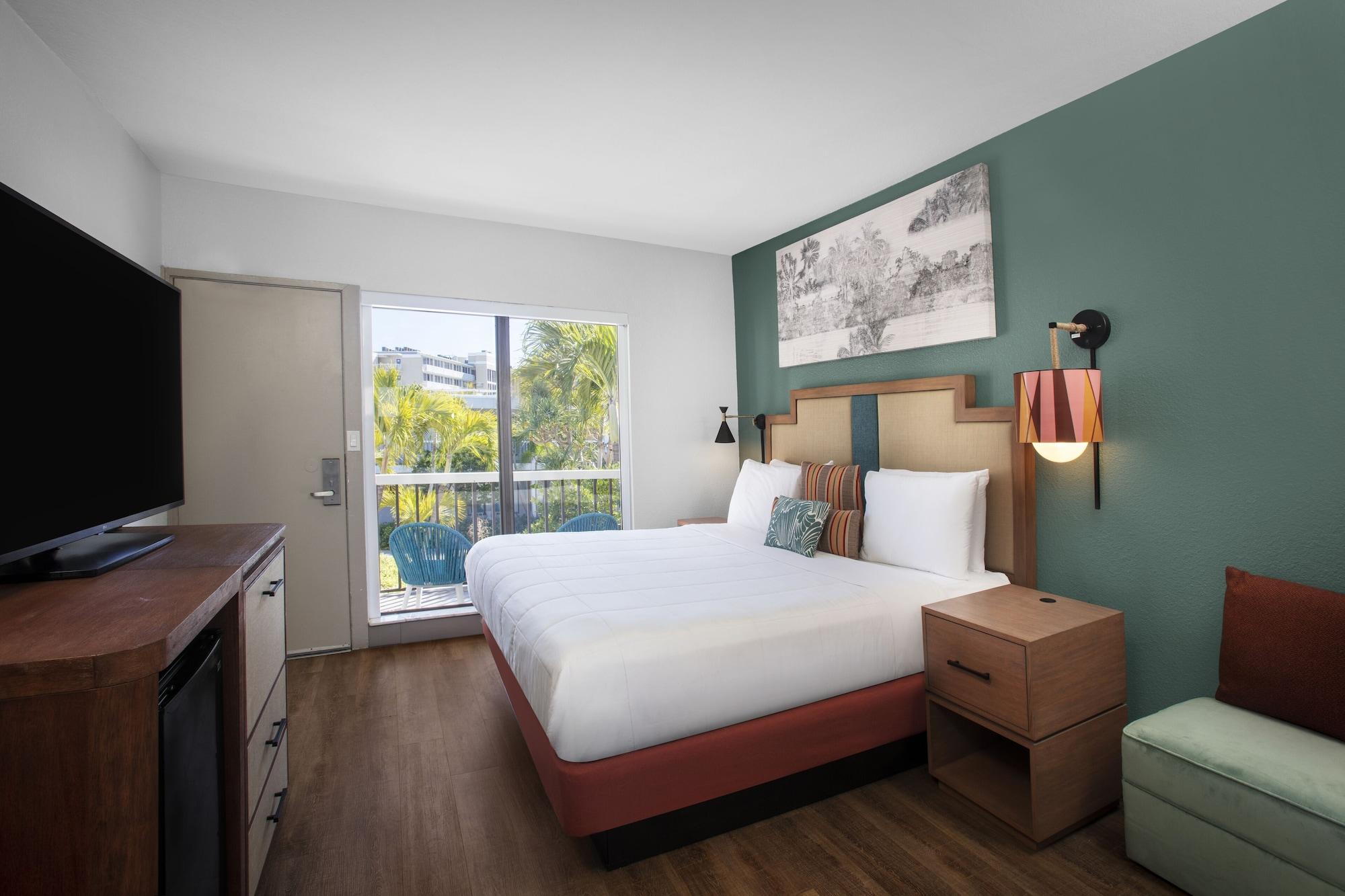 Resort The Beachcomber St. Pete &