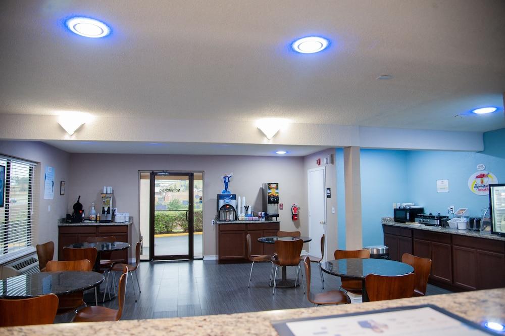 Opulent Oasis Hotel Crestview