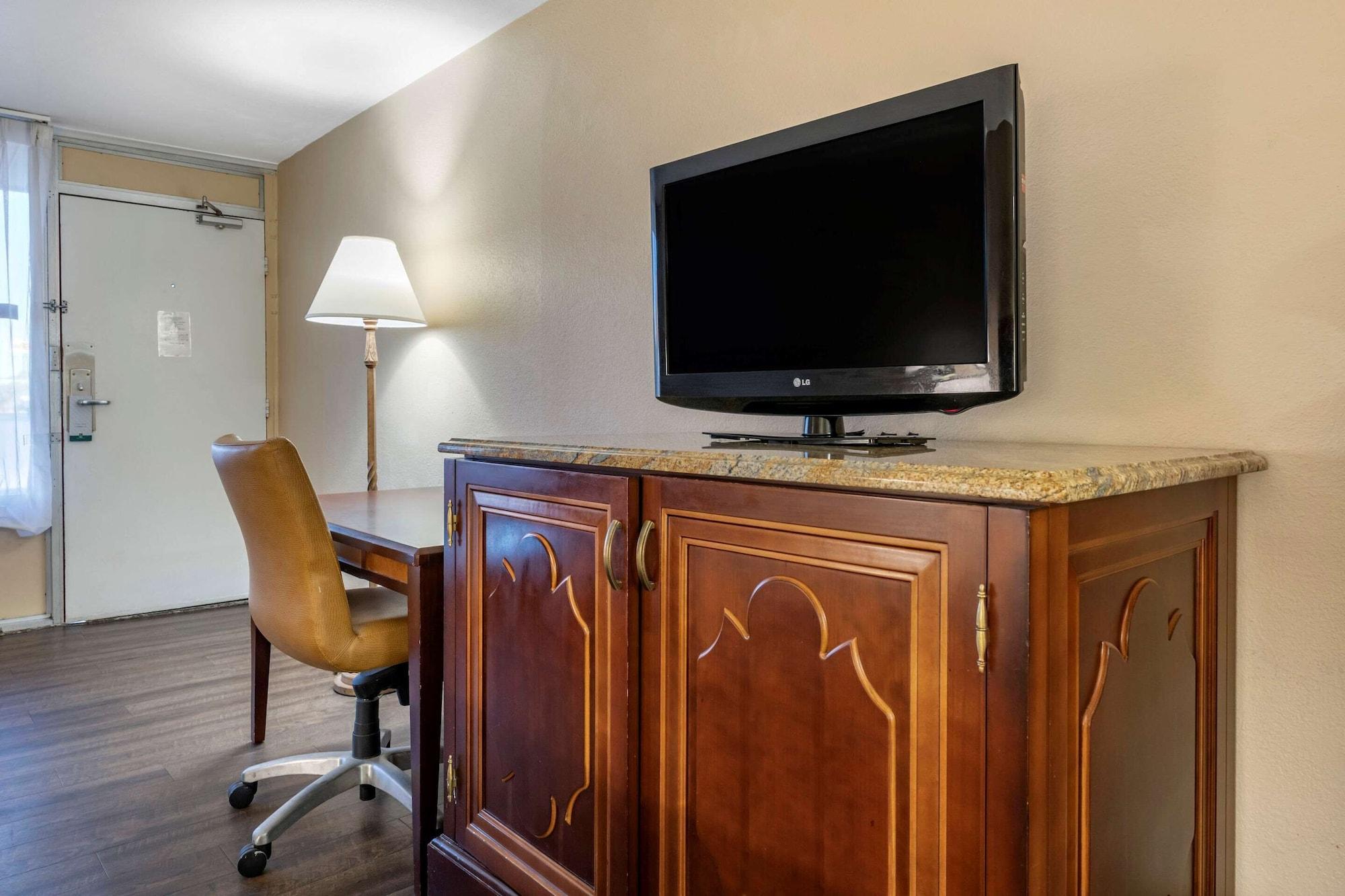 Inn Quality Kennedy Space Center 2*