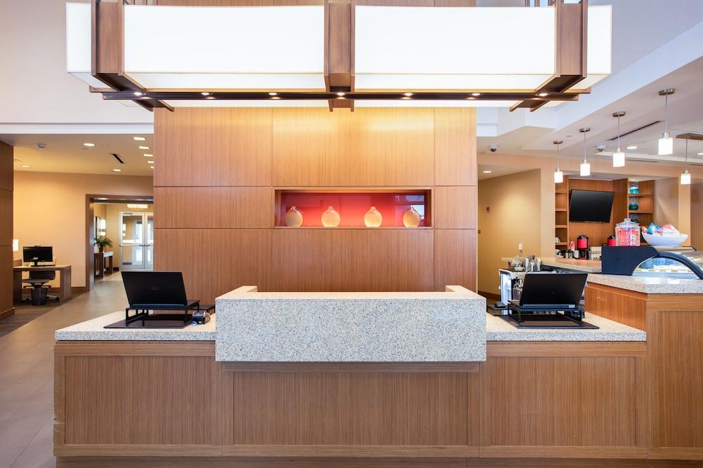 Hyatt Place Airport Hotel 3*