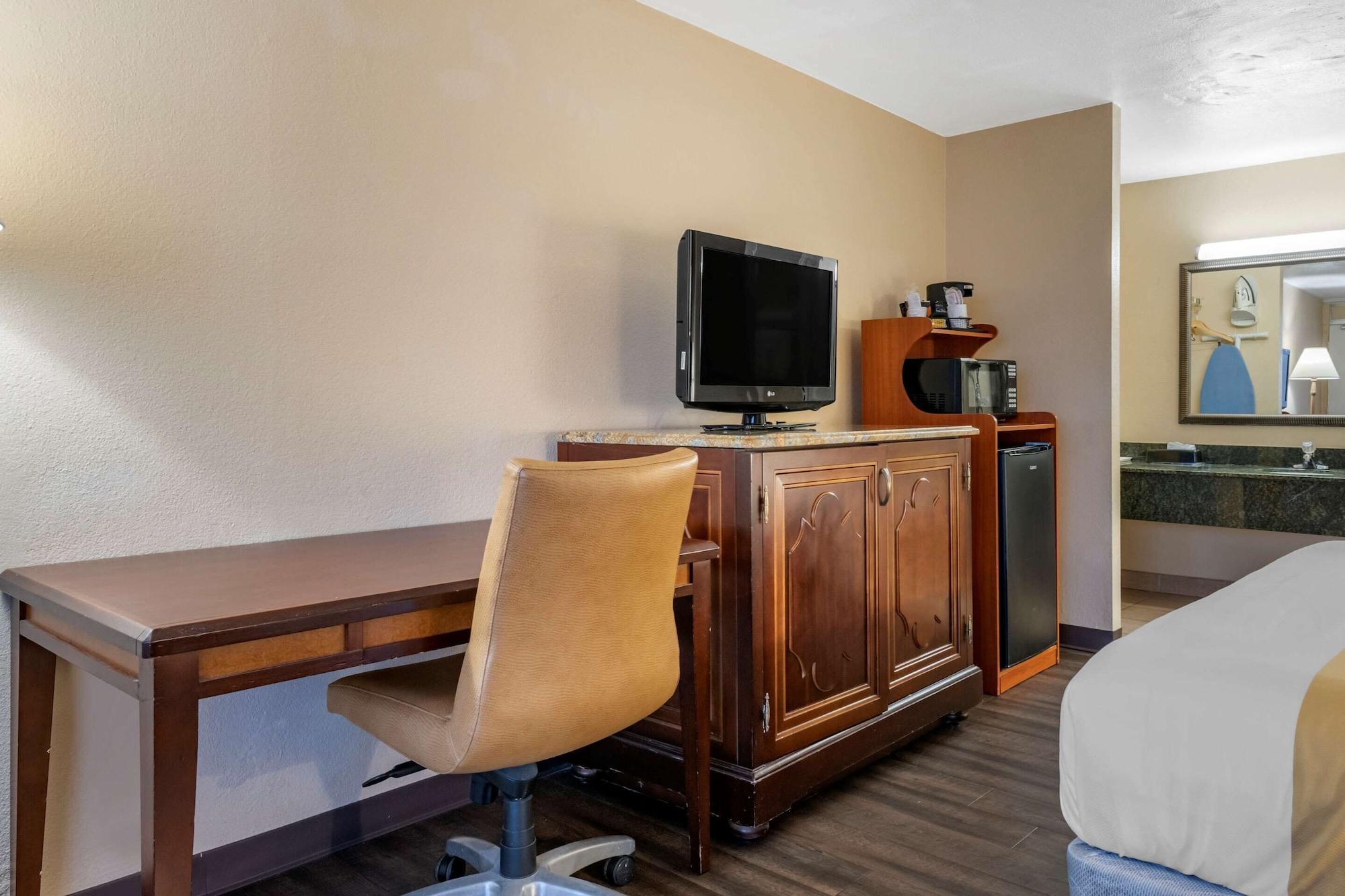 Inn Quality Kennedy Space Center 2*