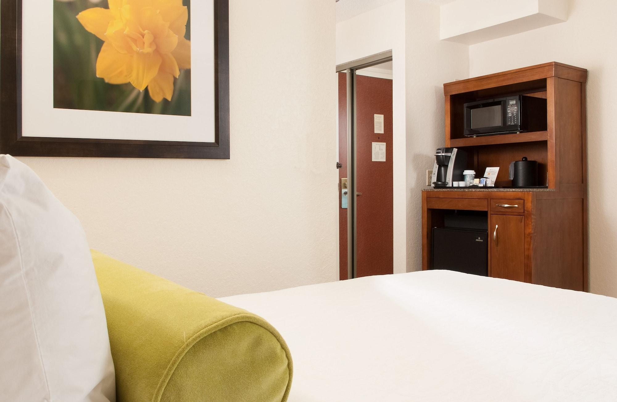 Hilton Garden Airport 3*