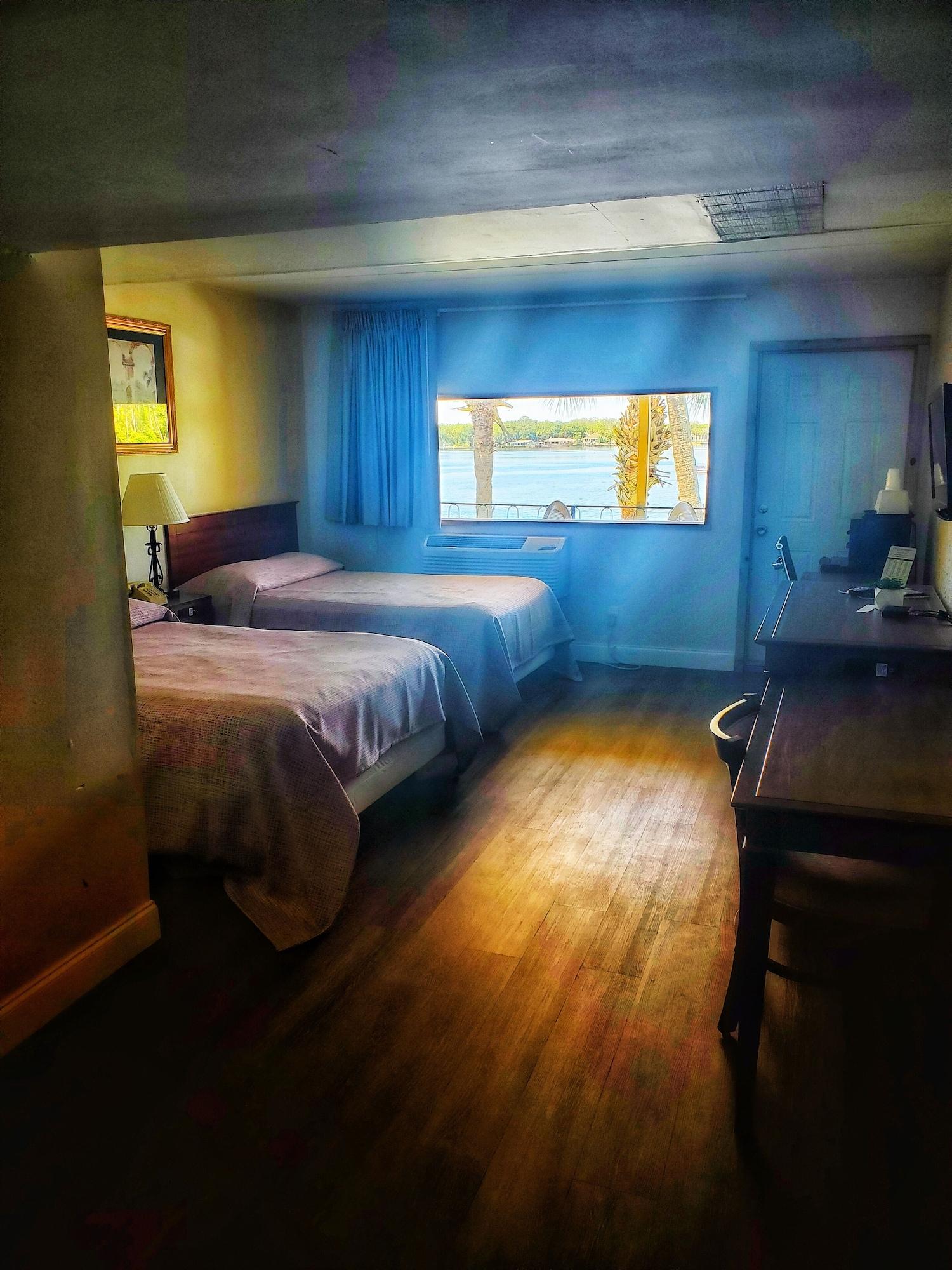 The Port And Marina Hotel *