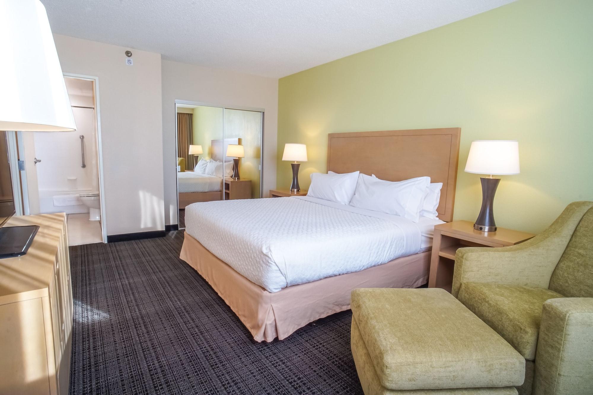 Hotel Embassy By Hilton Airport Westshore 3*