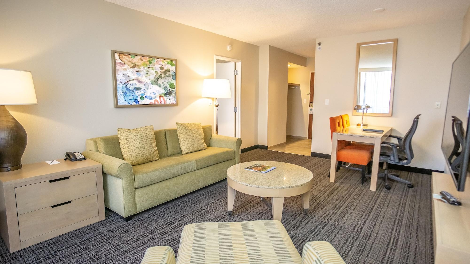 Hotel Embassy By Hilton Airport Westshore 3*