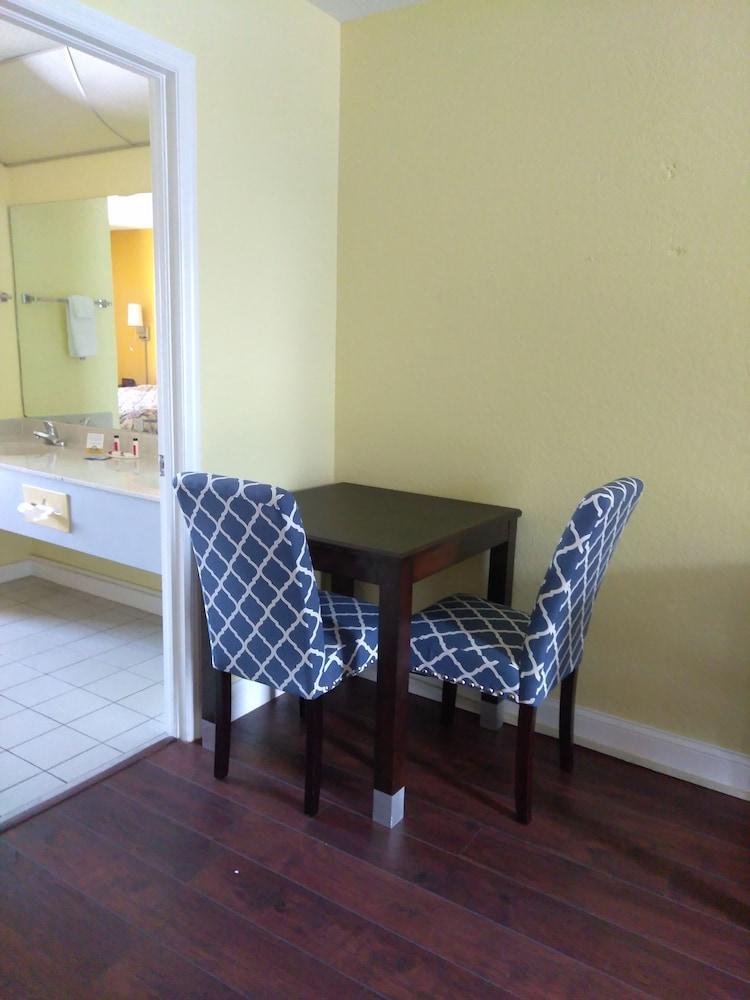 Days & By Wyndham * Port Richey