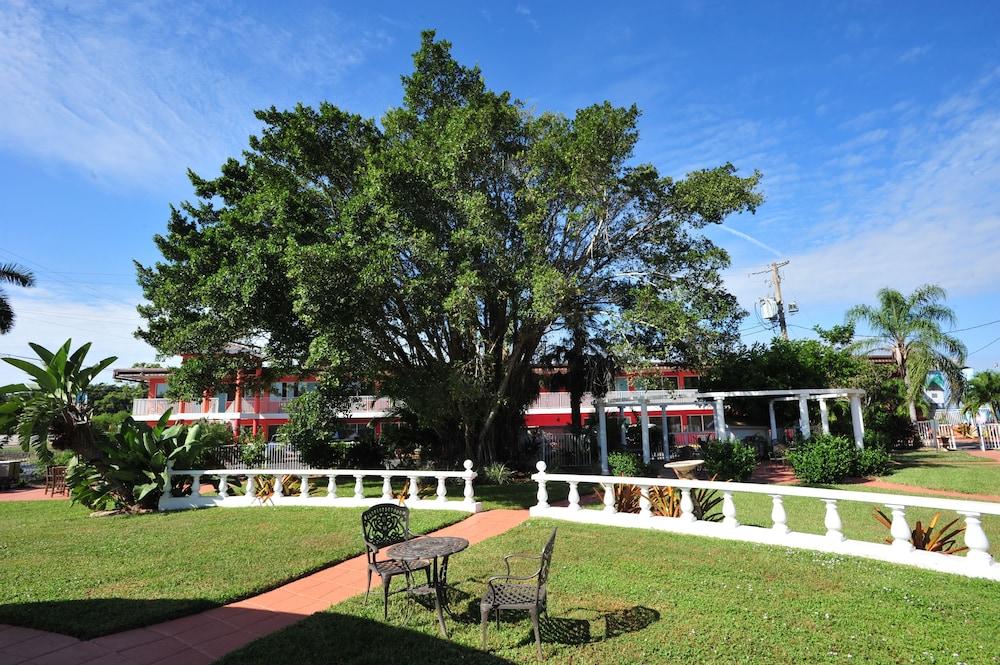 Days By Wyndham Myers Springs Hotel 2*