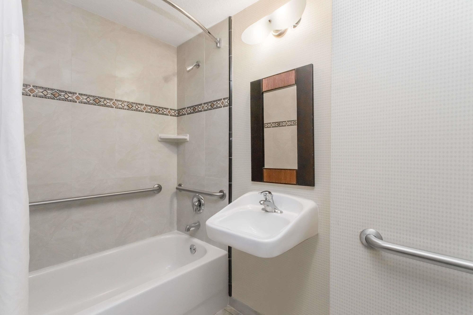 Days & By Wyndham Pierce I-95 Hotel 3*
