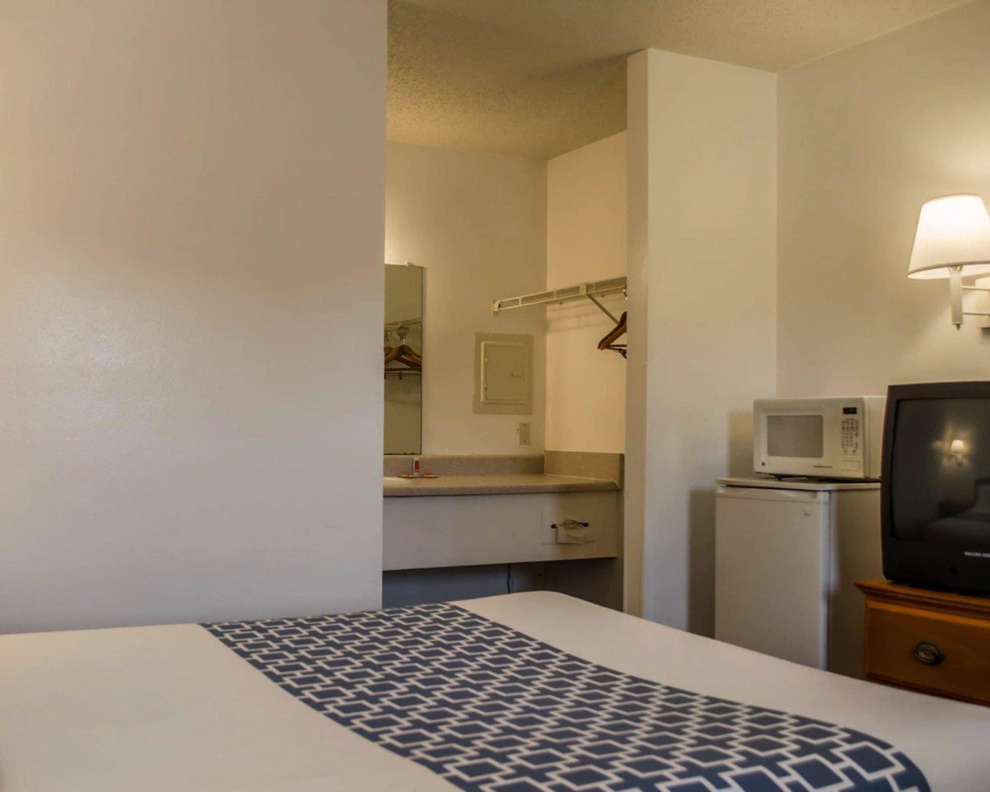 Econo Lodge *