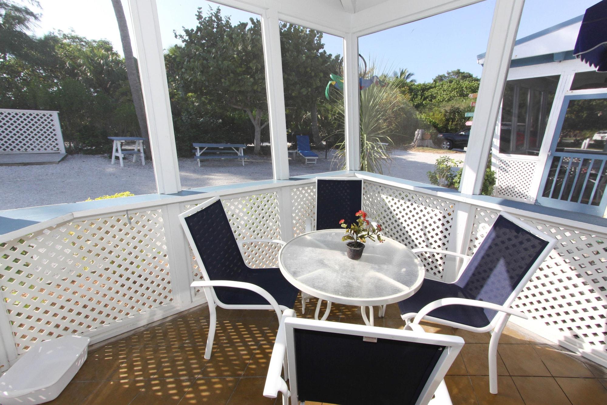 Tropical Winds Beachfront And Motel