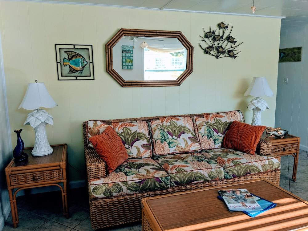 Tropical Winds Beachfront And 3*
