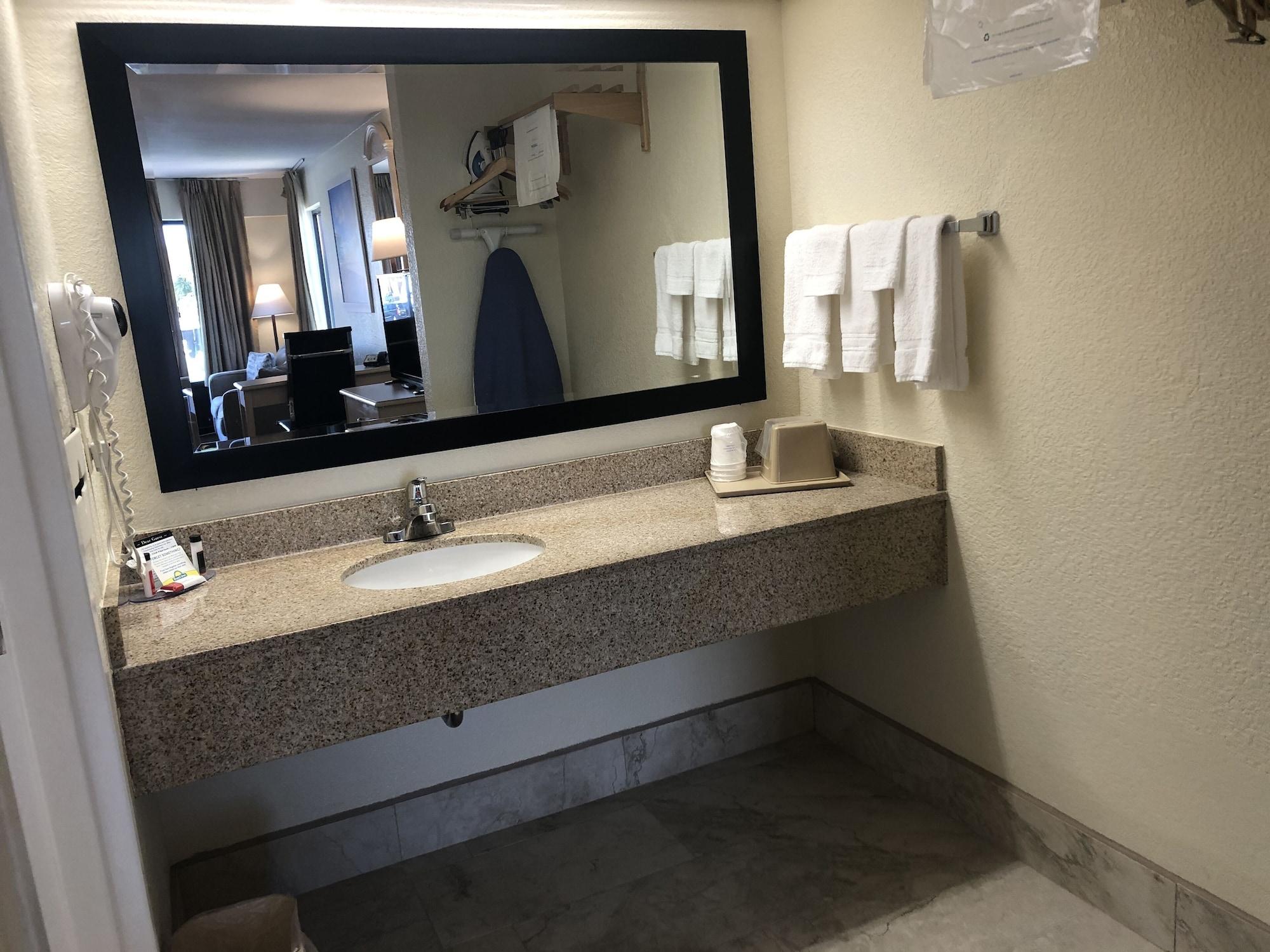 Days & By Wyndham - Near Beaches Hurlburt Motel