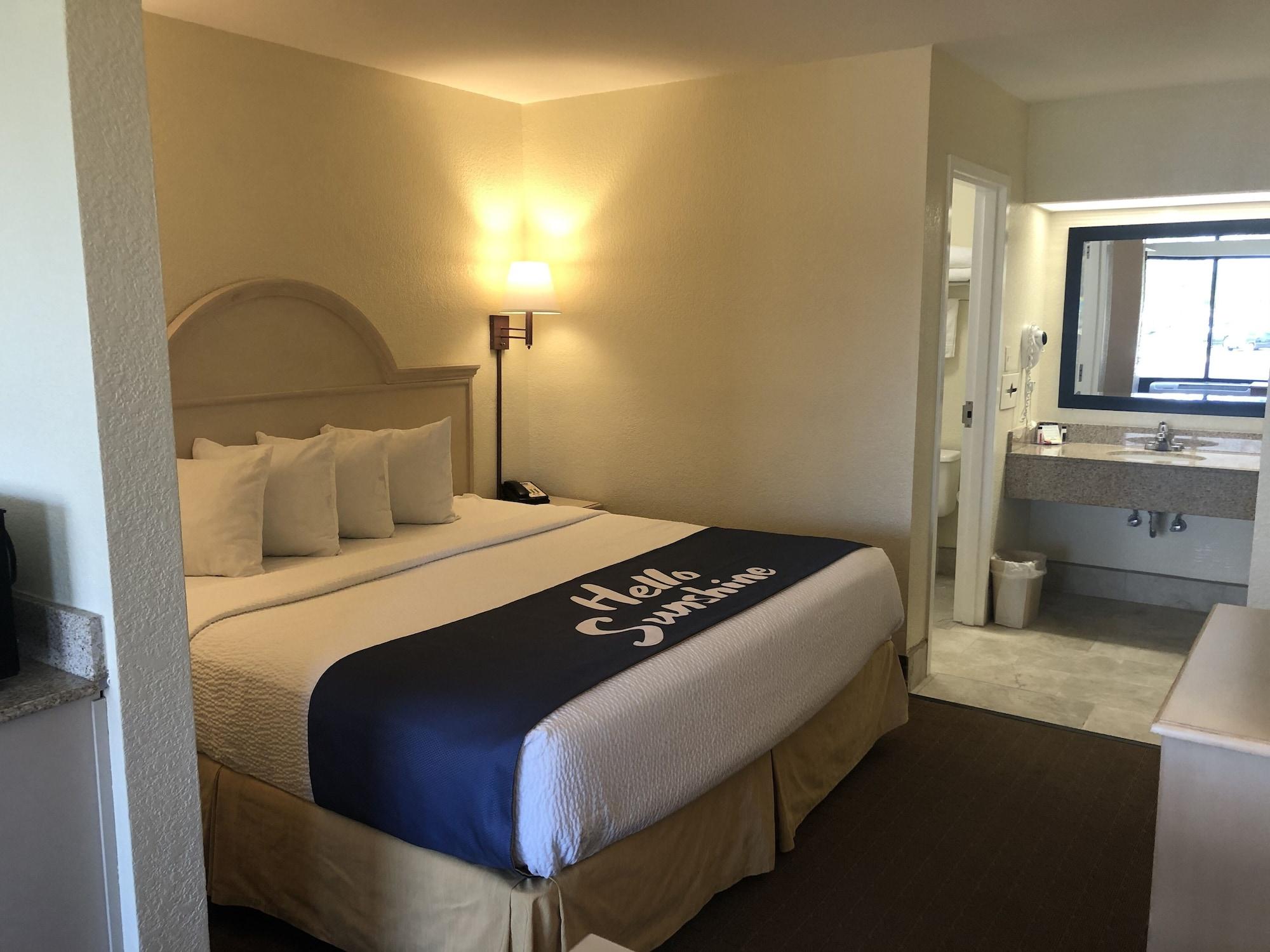 Days & By Wyndham - Near Beaches Hurlburt Motel