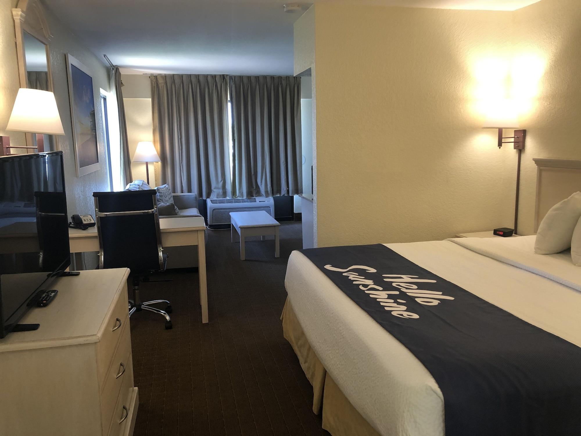 Days & By Wyndham - Near Beaches Hurlburt Motel