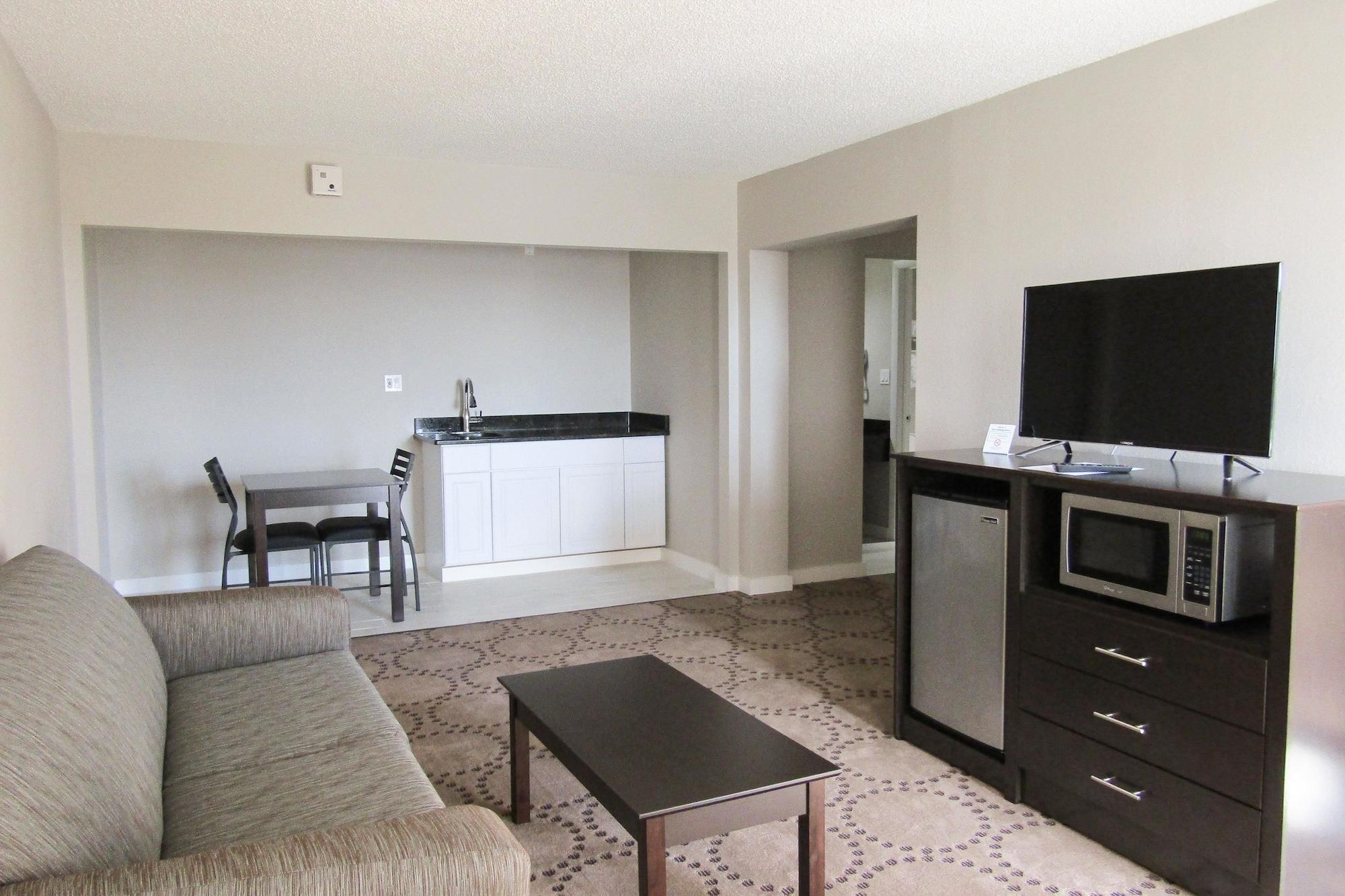 Hotel Quality Inn & Suites Kissimmee By The Lake 3*