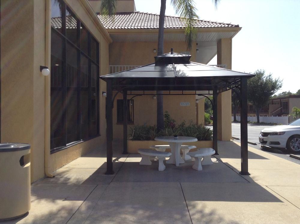 Rodeway North Inn 2*